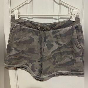 Pull on camo shorts- Old Navy Size Large Petite
